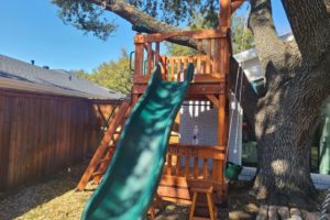Tree deck playset in unique small space, little elm redwood playset with slide, ladder and lemonade stand for backyard kids